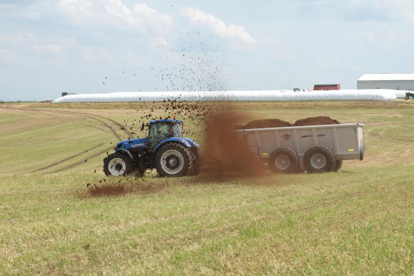 Kuhn SLC 141 Trailer for sale at H&R Agri-Power, Kentucky, Illinois, Tennessee, Alabama, Mississippi and Indiana Kuhn SLC 141 Trailer for sale at H&R Agri-Power, Kentucky, Illinois, Tennessee, Alabama, Mississippi and Indiana