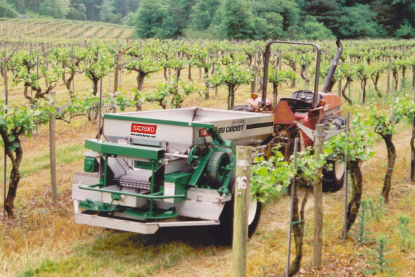 Salford | BBI Spreaders Mechanical Drive | Model Cricket Vineyard for sale at H&R Agri-Power, Kentucky, Illinois, Tennessee, Alabama, Mississippi and Indiana