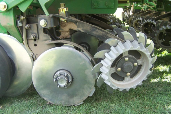 Yetter 2962 Double Disc Fertilizer Opener for sale at H&R Agri-Power, Kentucky, Illinois, Tennessee, Alabama, Mississippi and Indiana Yetter 2962 Double Disc Fertilizer Opener for sale at H&R Agri-Power, Kentucky, Illinois, Tennessee, Alabama, Mississippi and Indiana